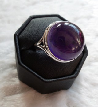 Zilveren ring gezet met ronde cabochon Amethist maat 19.7 mm